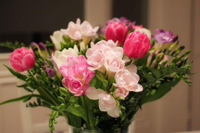 Blumenstrauß mit Tulpen und Fresien