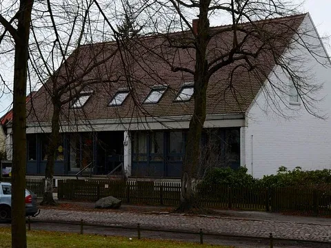 Pfarrhaus Außenansicht von der Straße aus