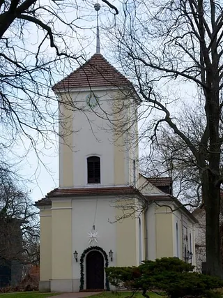 Dorfkirche Alt-Lübars mit Blick auf die Eingangstür