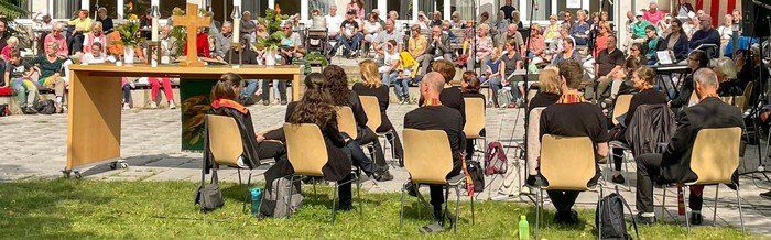 Gemeindefest Alt-Wittenau mit vielen Menschen draußen