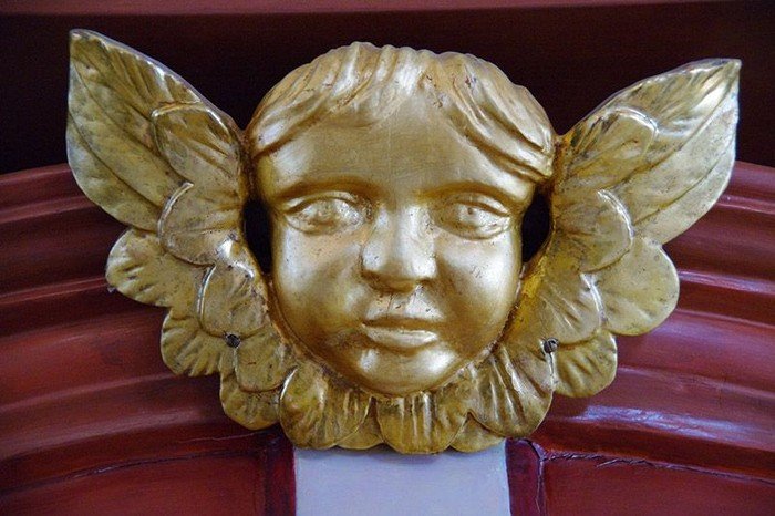 Detailmotiv mit goldenem Engel am Altar der Dorfkirche Alt-Wittenau