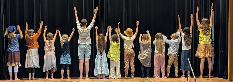 Kinder im Musical Ruth auf der Bühne von hinten