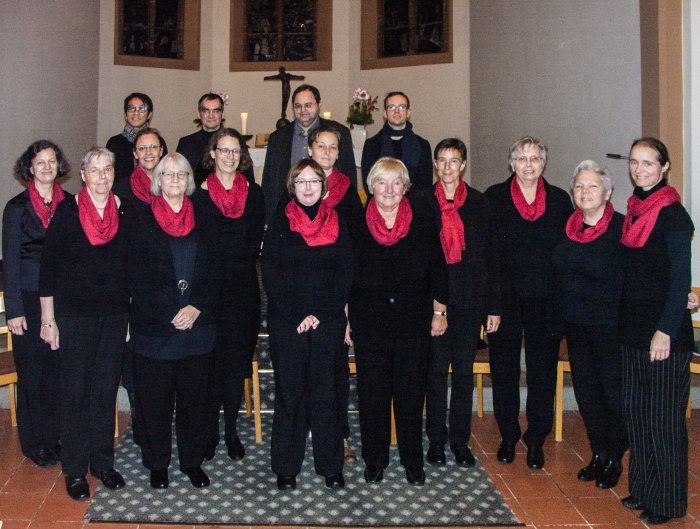 Gruppenfoto des Chores Waidmannslust in schwarzer Kleidung und roten Schals