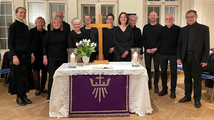 Chor Waidmannslust im Gemeindehaus hinter dem Altar