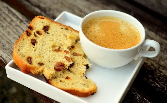 Tasse Kaffee mit Rosinenbrot