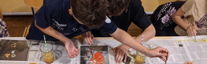 Konfirmanden gestalten eine Collage