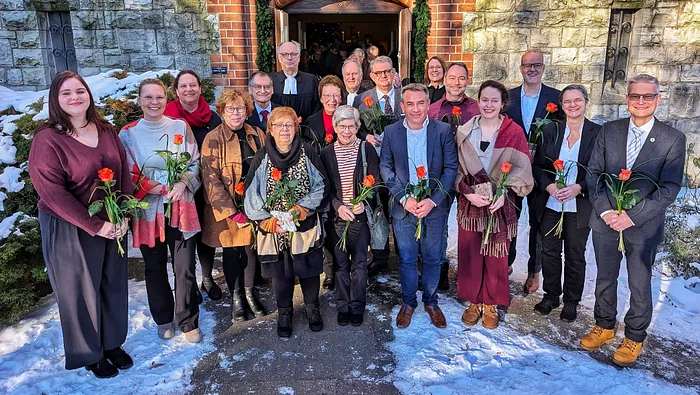 Gruppenfoto des neuen Gemeindekirchenrates vor der Kirchentür