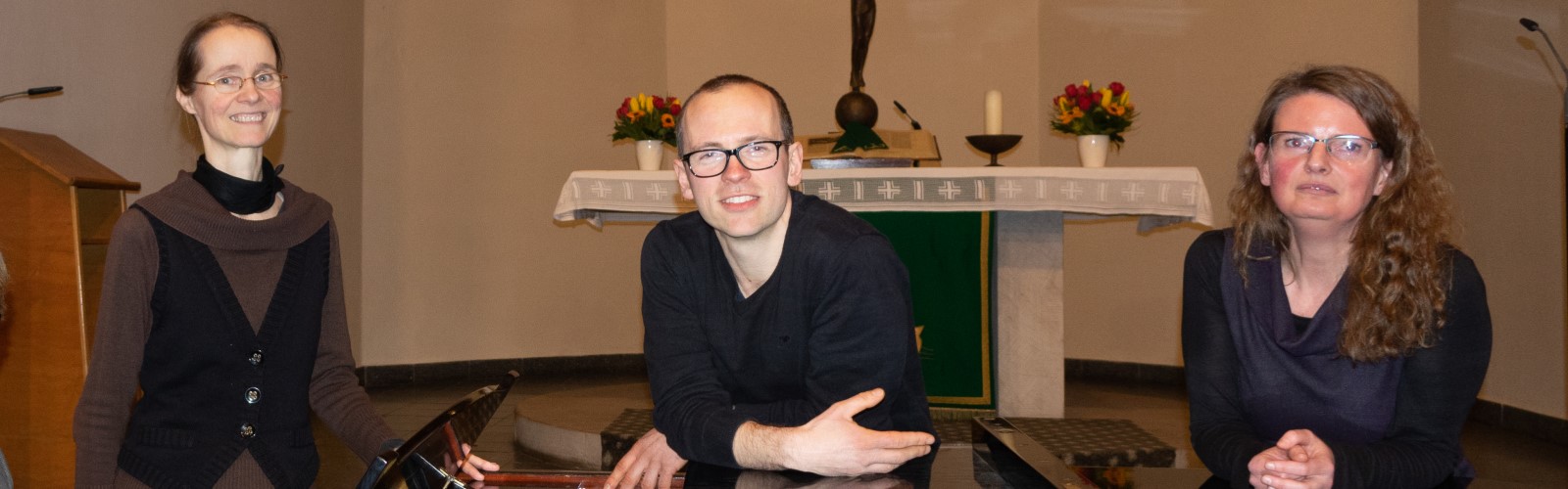 Gruppenbild mit den drei Kirchenmusikerinnen und Kirchenmusikern der Region NoOMi